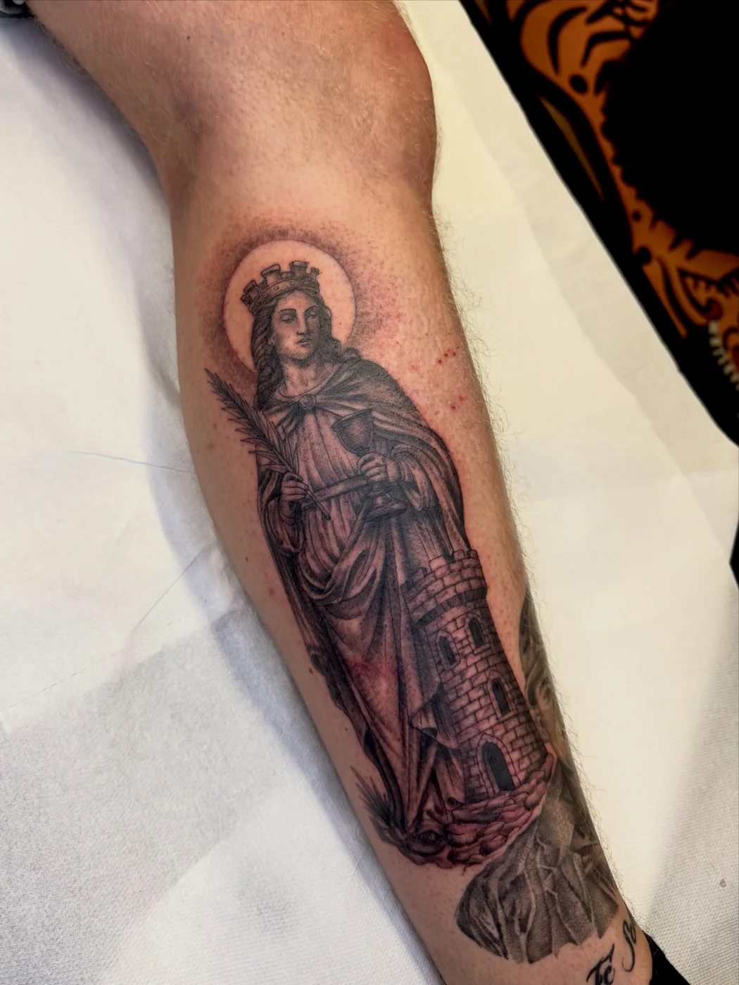 Heilige Barbara, realistisches Black-and-Grey-Tattoo von Marius